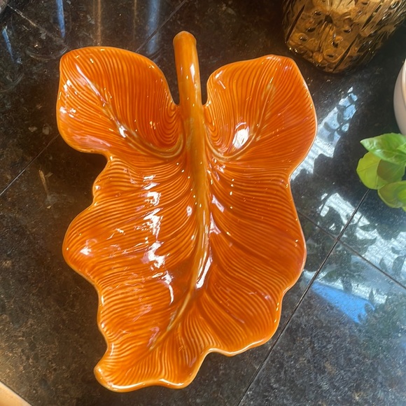 Vintage MCM USA 63 HULL POTTERY 14”Ceramic Caladium Leaf Dish